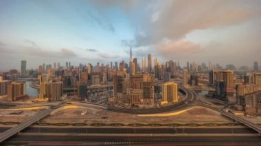Dubai 'nin panoramik silueti. İş sahası ve şehir merkezi sabah zaman çizelgesi..