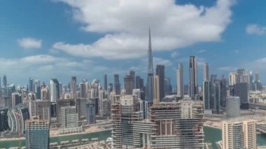 Panorama Dubai 'nin ufuk çizgisini iş sahası ve şehir merkezi zaman çizelgesiyle gösteriyor..