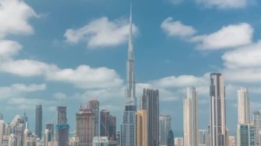 Dubai 'nin panoramik silueti iş sahası ve şehir merkezi zaman çizelgesi.