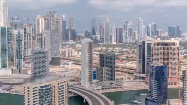 Wolkenkratzer-Reihen im Finanzviertel von Dubai im Zeitraffer. — Stockvideo