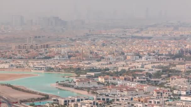 Widok z lotu ptaka na wiele domów apartamentowych w Dubaju — Wideo stockowe