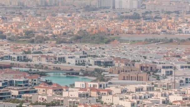 Vedere aeriană a multor case de apartamente din orașul Dubai de deasupra timpului — Videoclip de stoc