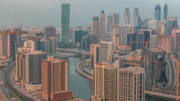 Skyline με σύγχρονη αρχιτεκτονική του Ντουμπάι πύργους επιχειρηματικό κόλπο πρωί timelapse. Αεροφωτογραφία — Αρχείο Βίντεο