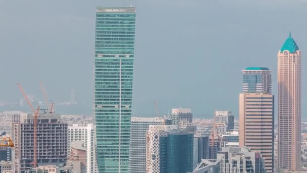 Skyline con arquitectura moderna de Dubai torres de la bahía de negocios timelapse. Vista aérea — Vídeo de stock