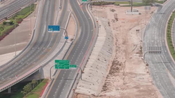 Vista dall'alto traffico cittadino su un grande incrocio in Business Bay timelapse. — Video Stock