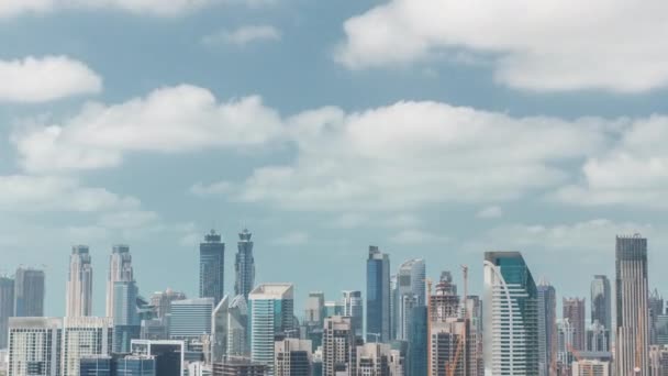 Céu nublado sobre o horizonte com arquitetura moderna de Dubai torres de baía de negócios timelapse. Vista aérea — Vídeo de Stock