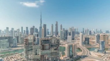 Dubai 'nin panoramik silueti iş sahası ve şehir merkezi ile tüm gün zaman dilimi.