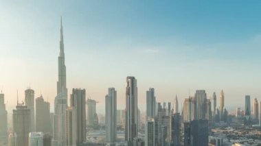 Dubai 'nin panoramik silueti iş sahası ve şehir merkezi zaman çizelgesi.