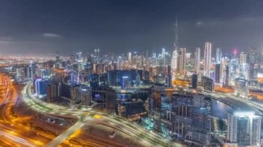 Dubai 'nin panoramik silueti. İş sahası ve şehir merkezi gece zaman çizelgesi..