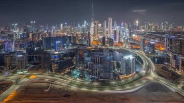 Dubai 'nin panoramik silueti. İş sahası ve şehir merkezi gece zaman çizelgesi..