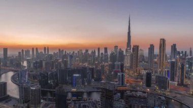 Dubai iş sahası kulelerinin modern mimarisine sahip Skyline 'dan gece saatine. Hava görünümü