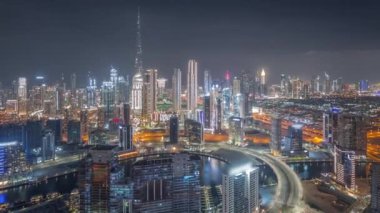 Dubai 'nin panoramik silueti. İş sahası ve şehir merkezi gece zaman çizelgesi..