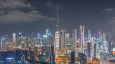 Dubai 'nin panoramik silueti. İş sahası ve şehir merkezi gece zaman çizelgesi..