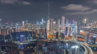 Dubai 'nin panoramik silueti. İş sahası ve şehir merkezi gece zaman çizelgesi..