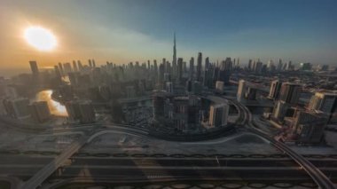 Dubai 'nin panoramik ufuk çizgisi üzerinde gün batımı iş sahası ve şehir merkezi zaman çizelgesi.