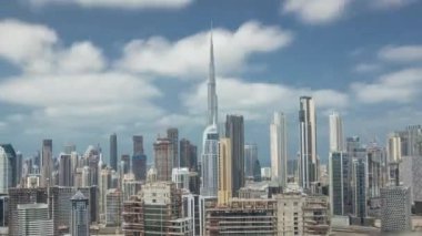 Dubai 'nin panoramik silueti iş sahası ve şehir merkezi ile tüm gün zaman dilimi.