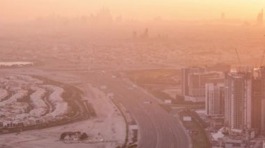Al Khail yolunun hava görüntüsü iş sahası yakınlarındaki trafiği meşgul ediyor.