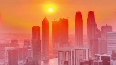 Günbatımında Dubai iş alanı kulelerinin modern mimarisi ile Skyline. Hava görünümü