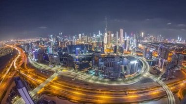 Dubai 'nin panoramik silueti. İş sahası ve şehir merkezi gece zaman çizelgesi..