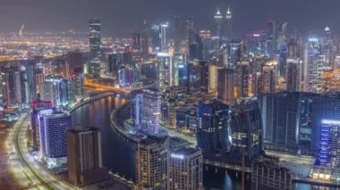 Dubai iş sahası kulelerinin modern mimarisine sahip Skyline gece zaman çizelgesi. Hava görünümü