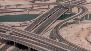 Business Bay zaman diliminde büyük bir kavşakta üstteki şehir trafiği.