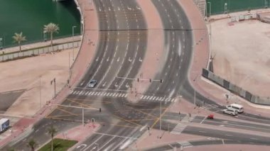 Business Bay zaman diliminde büyük bir kavşakta üstteki şehir trafiği.