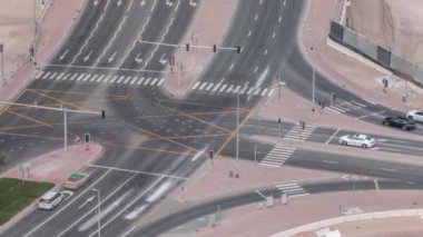 Business Bay zaman diliminde büyük bir kavşakta üstteki şehir trafiği.