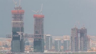 İnşaat halindeki çok katlı binalar ve vinçler zaman ayarlı