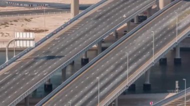 Business Bay zaman diliminde büyük bir kavşakta üstteki şehir trafiği.