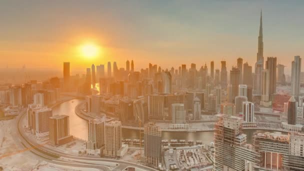 Skyline con la arquitectura moderna de Dubai torres de la bahía de negocios al atardecer timelapse. Vista aérea — Vídeos de Stock