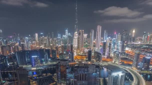 Panoramiczna panorama Dubaju z zatoką biznesową i centrum dzielnicy nocnej timelapse. — Wideo stockowe