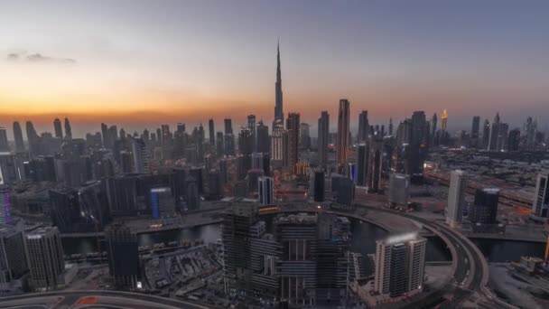 Linia panoramică a Dubaiului cu golful de afaceri și centrul districtului de zi până la noapte . — Videoclip de stoc