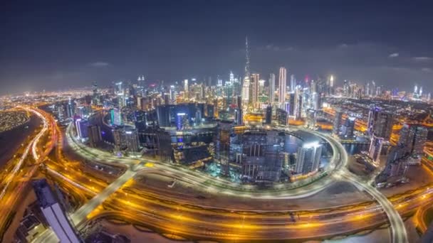 Panoramische skyline van Dubai met business bay en het centrum district nacht timelapse. — Stockvideo