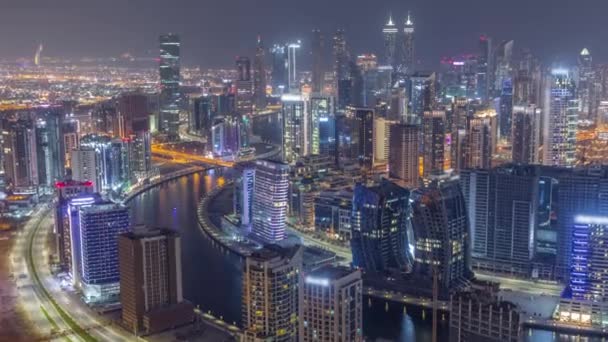 Skyline com arquitetura moderna de Dubai torres de baía de negócios noite timelapse. Vista aérea — Vídeo de Stock