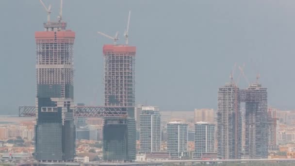 Wysokie budynki wielokondygnacyjne w budowie i dźwigi timelapse — Wideo stockowe