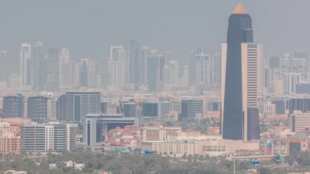 Skyline de la ciudad de Dubai con rascacielos modernos en Deira y el distrito de Zabeel timelapse aéreo — Vídeo de stock