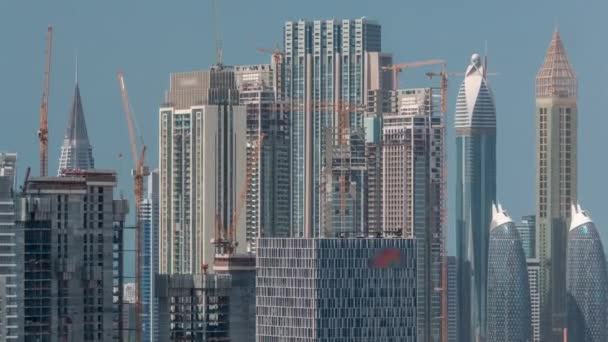 Rangées de gratte-ciel dans le quartier financier de Dubaï timelapse aérienne. — Video