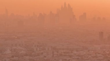 Dubai 'deki birçok apartman dairesinin havadan görüntüsü.