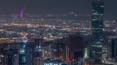 Dubai iş sahası kulelerinin modern mimarisine sahip Skyline gece zaman çizelgesi. Hava görünümü