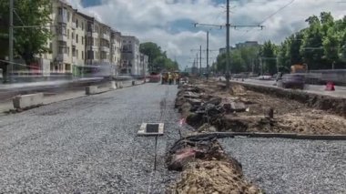 Yol yapımı ve onarımı timelapse bir taş turuncu titreşim silindir kompaktör rulo