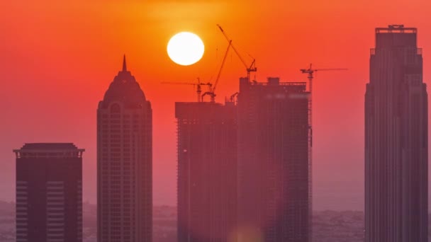 Skyline с современной архитектурой Дубайского бизнес-залива на закате. Вид с воздуха — стоковое видео