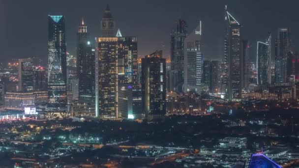 Reihen von Wolkenkratzern im Finanzviertel von Dubai im Zeitraffer der Nacht. — Stockvideo