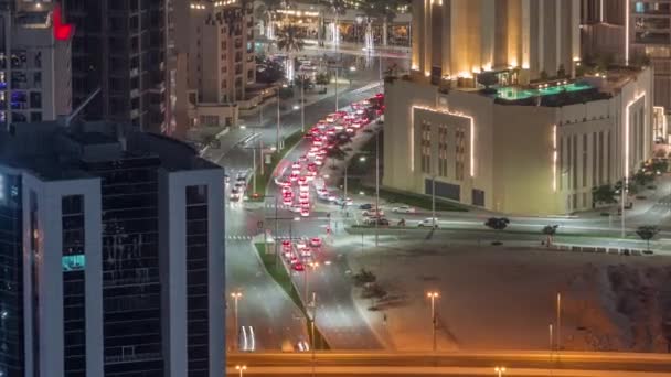 Widok z lotu ptaka na skrzyżowanie z wieloma transportami w ruchu nocnym timelapse w Dubai Downtown — Wideo stockowe