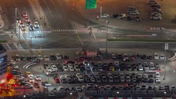 Widok z lotu ptaka parking z wieloma samochodami w rzędach noc timelapse — Wideo stockowe
