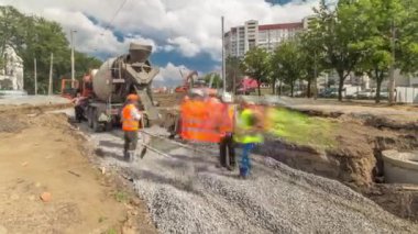 Yol bakım yapımı ile birçok işçi ve mikser timelapse için Beton işleri