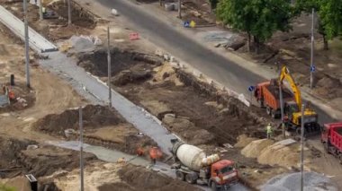 Birçok işçi ve mikser timelapse ile yol yapımı için Beton işleri