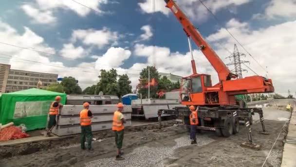 Aflæsning af betonplader fra lastbil med kran på vejbyggepladsen timelapse . – Stock-video