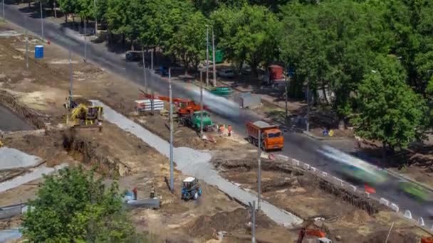 Industritruck loader grävskopa flyttar jorden och lastning i en dumper lastbil timelapse — Stockvideo