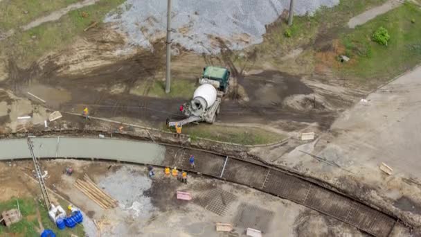 Lavori in calcestruzzo per la costruzione di strade con molti lavoratori e timelapse miscelatore — Video Stock