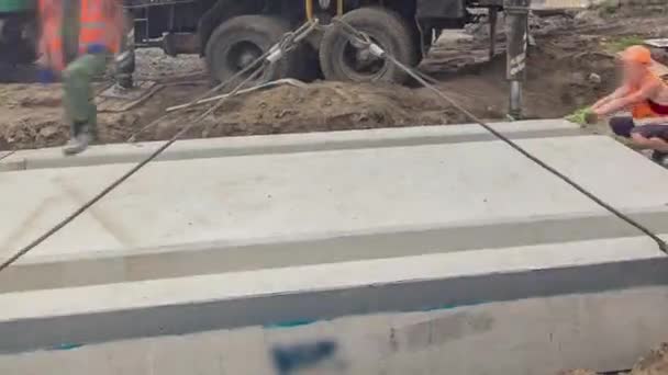 Instalação de placas de concreto por guindaste no local de construção da estrada timelapse hyperlapse . — Vídeo de Stock